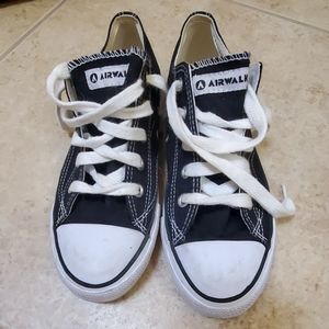 Women's 7.5 black Airwalk sneakers